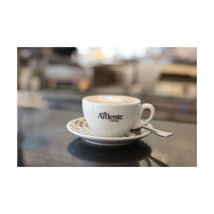 Ardente Cappuccino Tasse mit Kaffee gefüllt auf einem Bar Tresen