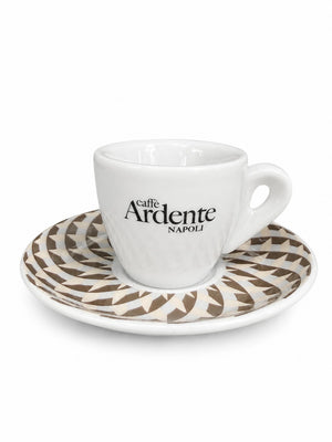 Espresso Tasse von Ardente Caffè auf einem creme/braunen Untersetzer vor weissem Hintergrund
