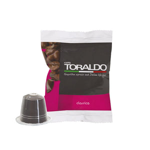 Toraldo Caffè Einzelpackung fũr Classica Kaffeekapsel, daneben die braune Kaffeekapsel vor weissem Hintergrund