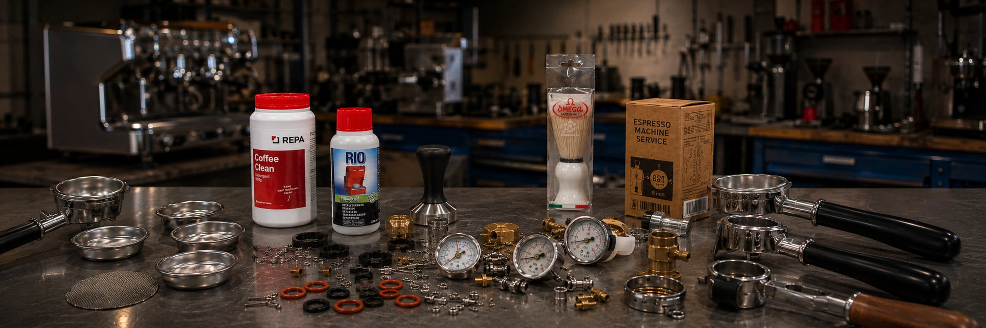 Verschiedenes Kaffeezubehör im Reparatur Raum vor verschiendenen Kaffeemaschinen