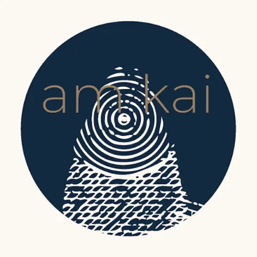 am kai logo auf creme hintergrund