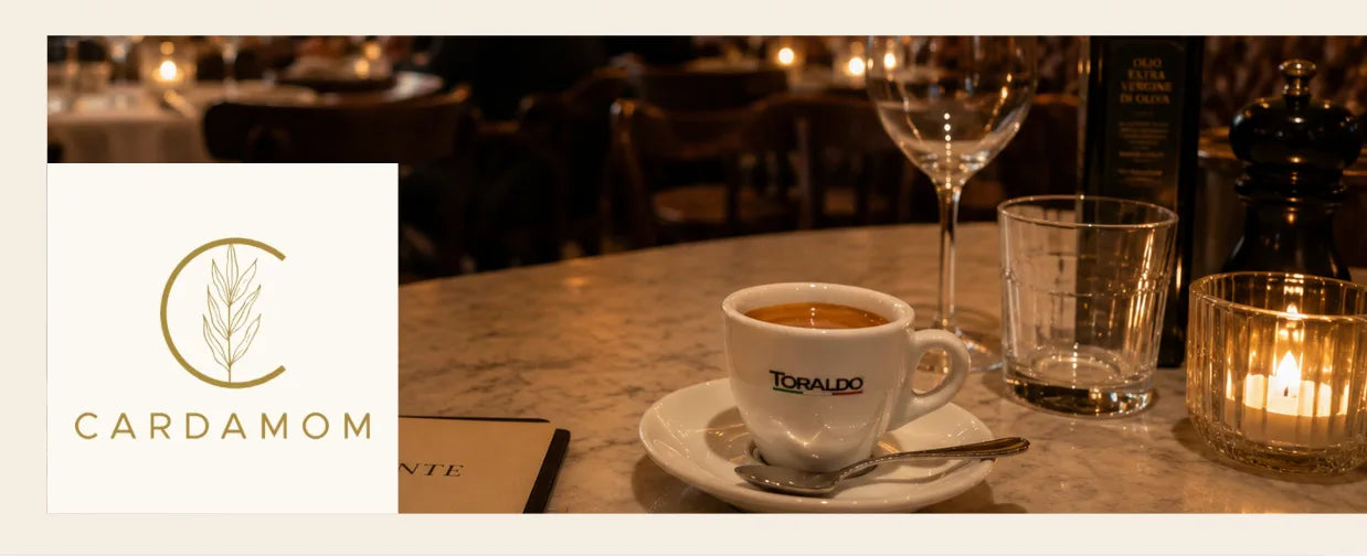 Cardamon Logo links, rechts im Bild hält eine Frau eine Tasse Espresso in den Händen