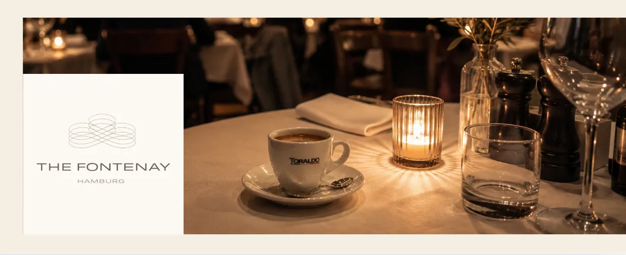 Fontenay Logo links, rechts im Bild hält eine Frau eine Tasse Espresso in den Händen