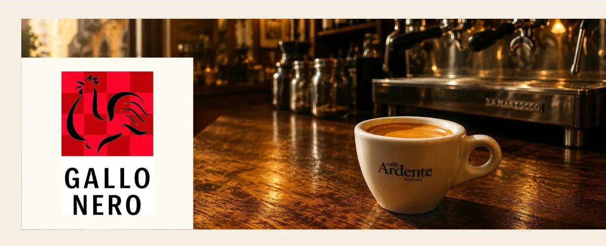 Gallo Nero Logo links, rechts im Bild hält eine Frau eine Tasse Espresso in den Händen