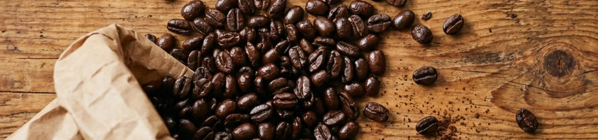 Kaffeebohnen aus der Tüte auf dem Holztisch
