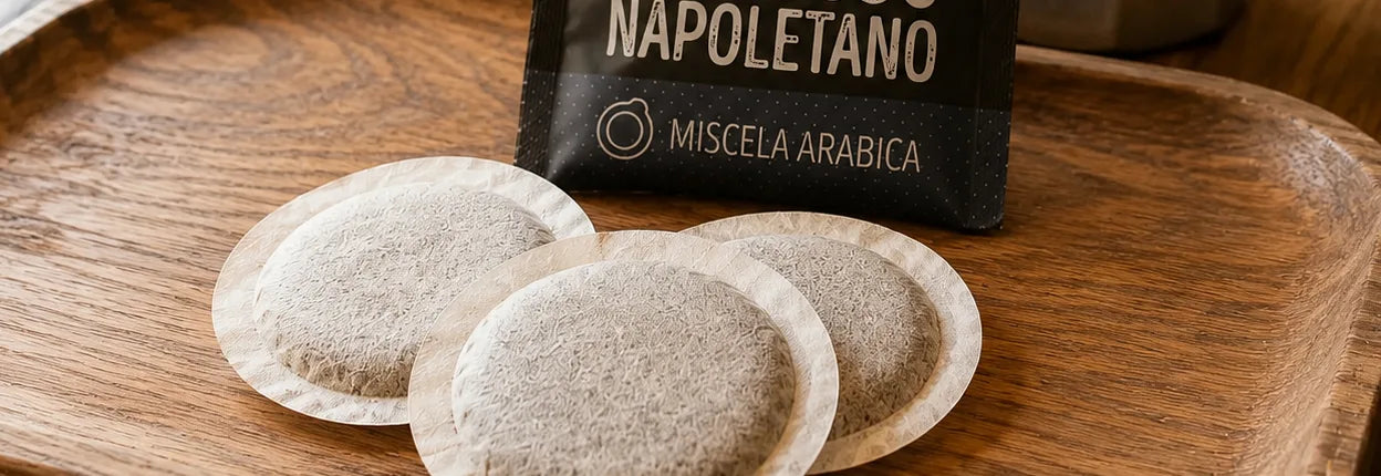 Kaffeepads Sortiment mit Verpackung angeschnitten auf einem Tablett