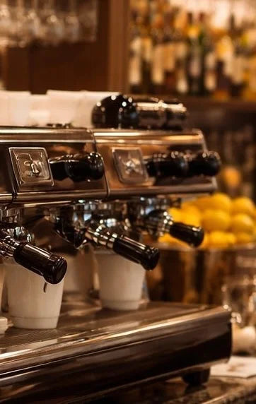 Nahaufnahme einer Espressomaschine in einem Café