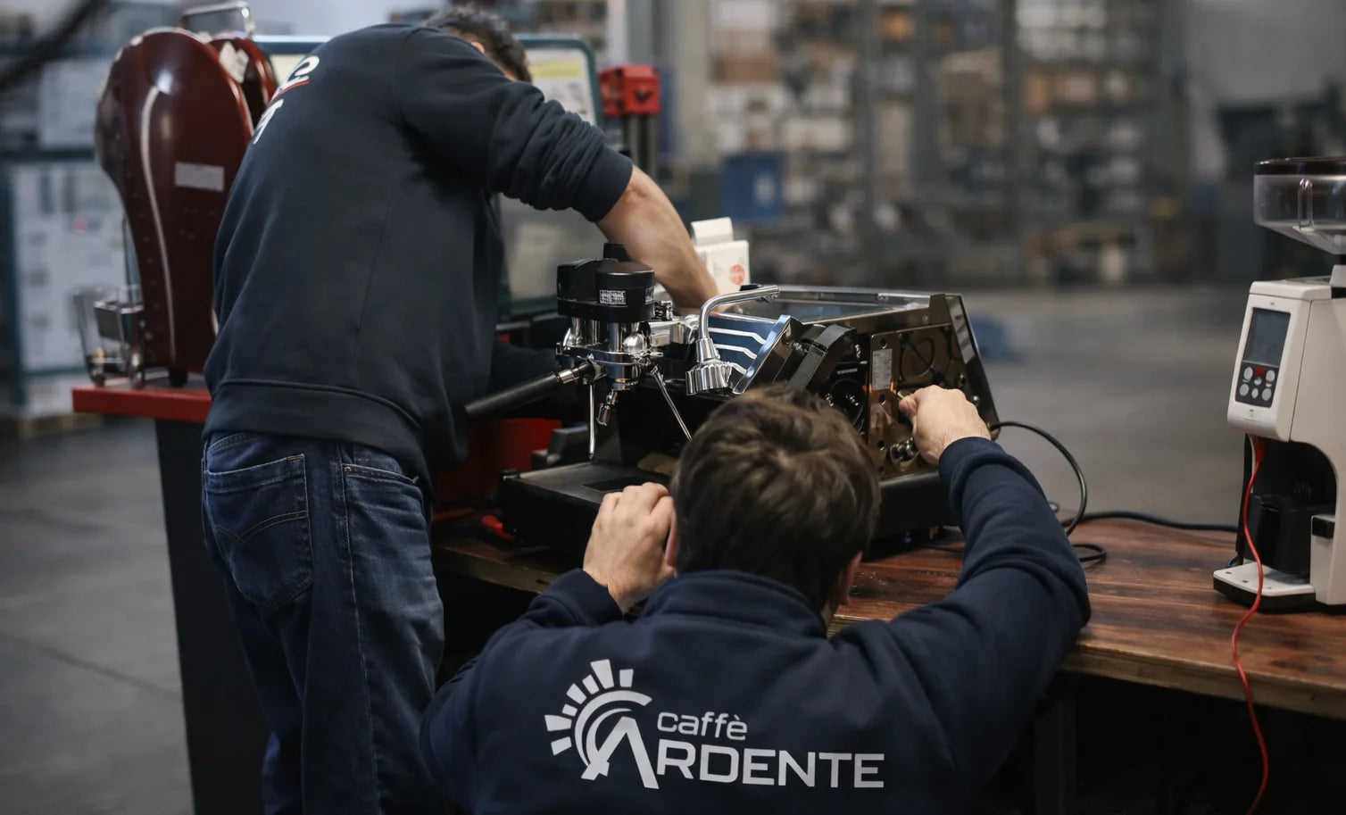 Zwei Männer reparieren eine kaputte Espressomaschine