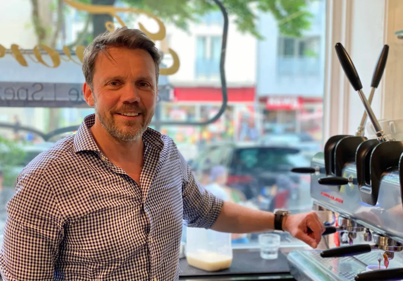 Toni Ardente vor einer Siebträgermaschine im Café Favorita in Hamburg
