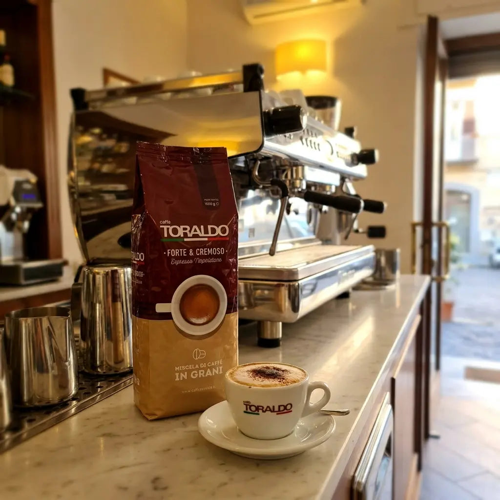 Caffè Toraldo Forte & Cremoso, Espresso Napoletano Kaffeebohnen mit Cappuccino auf Café-Theke vor der Siebträgermaschine