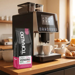 Caffè Toraldo Linea Vending Rosa, 1000g Kaffeebohnen neben Kaffeevollautomat mit Croissants im Frühstücksambiente