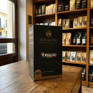 Caffè Toraldo Origini Passione Italiana, 150 ESE-Pads-Packung auf Holztisch im Ladengeschäft